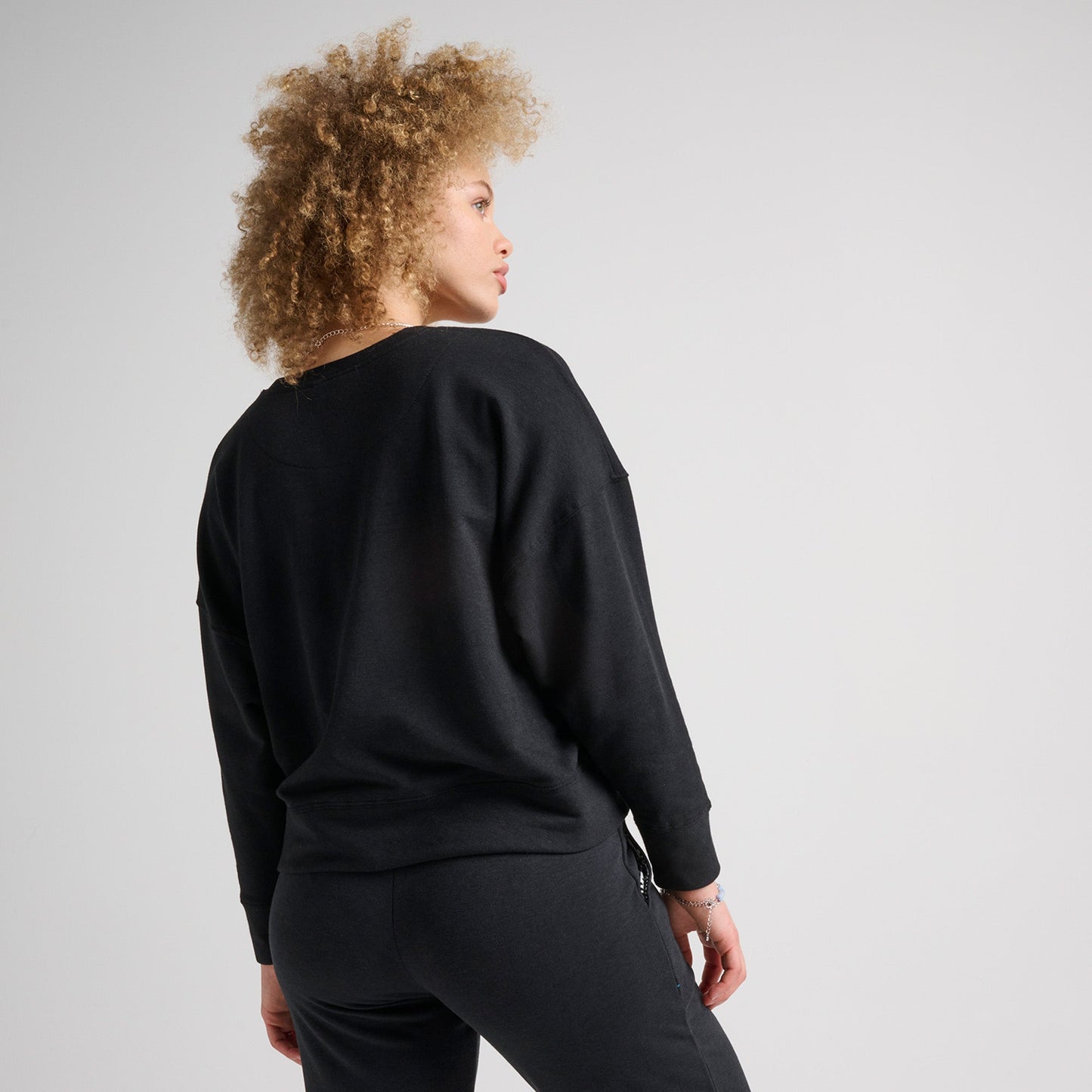 Stance Women&#39;s Shelter Crew Black |model